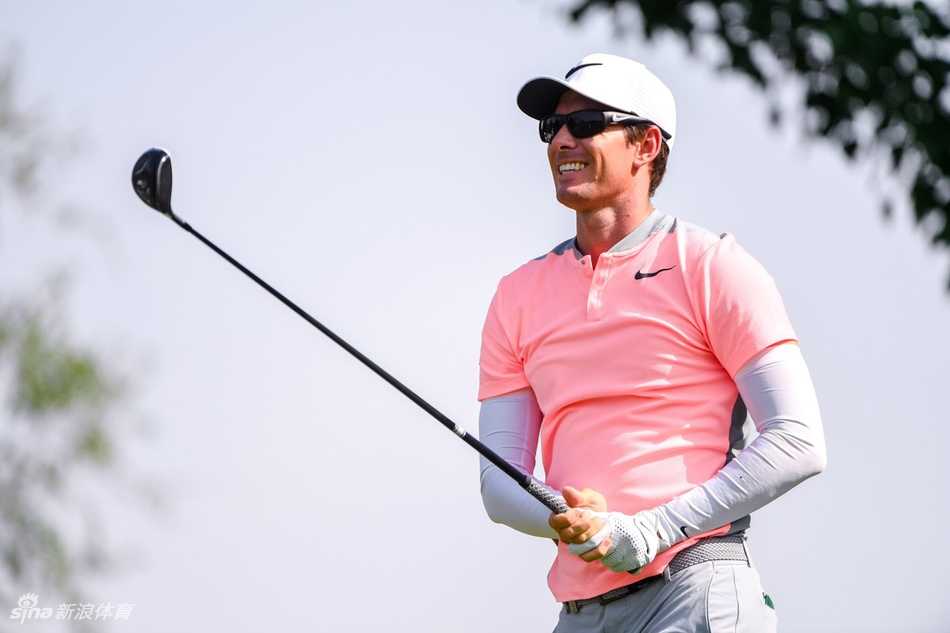 迪伦·福瑞特利在决赛轮中全神贯注地观察果岭线路，他标志性的大号墨镜后是冷静的审视，正是这份专注让他一度握有巨大领先优势。