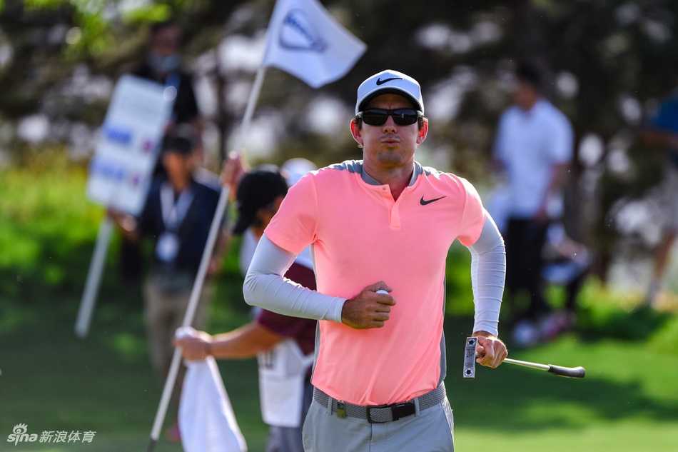 布兰登·斯通在比赛中展露顽皮笑容，他正与同组球员轻松互动，展现出职业赛场之外亲切幽默的一面。