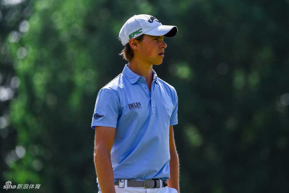 亚历山大·列维在夺冠后振臂高呼，尽情释放情感，背景中巨大的记分牌见证了他从落后到登顶的传奇逆转之路。