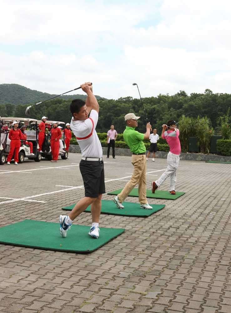美女会员全神贯注，优雅挥杆，身姿与绿草蓝天构成一幅动人的画面