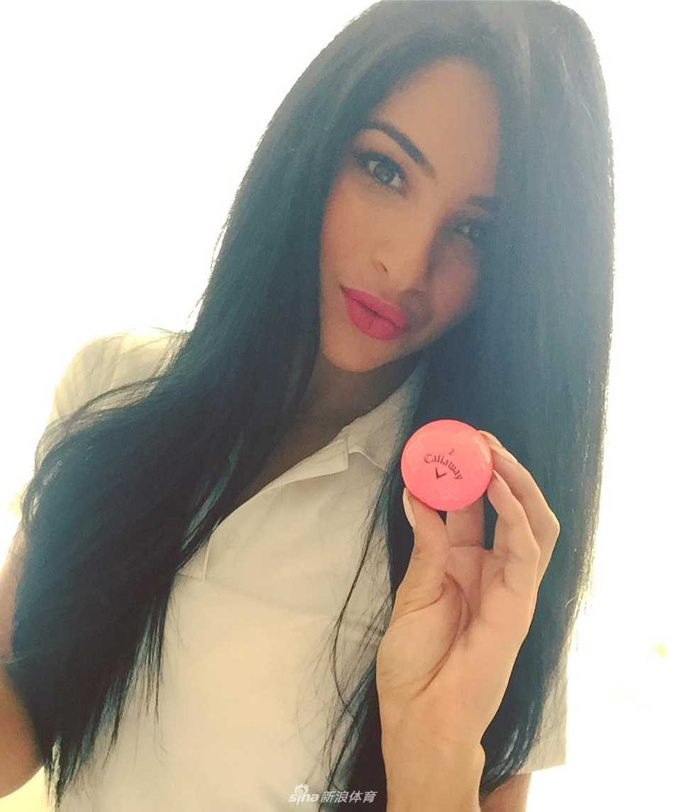 路易莎在沙坑中成功击球后，沙粒扬起瞬间，她完成后续动作，姿态优雅而有力