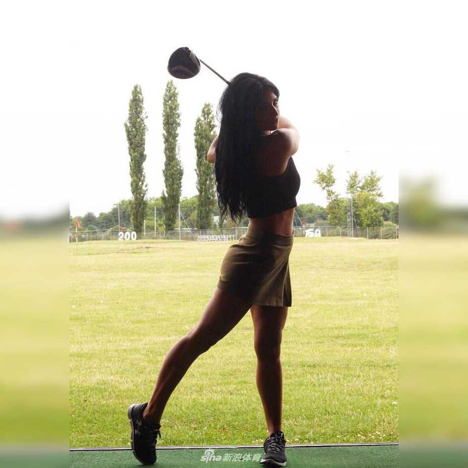 路易莎面带灿烂笑容，手持高尔夫球杆走向下一个球洞，步伐轻快充满活力