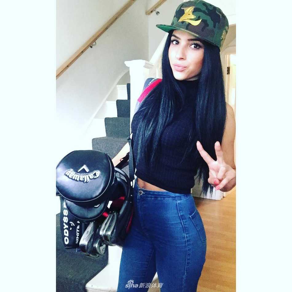 路易莎在慈善活动上，与孩子们亲切互动，蹲下身来耐心讲解高尔夫基础知识，眼神充满关爱