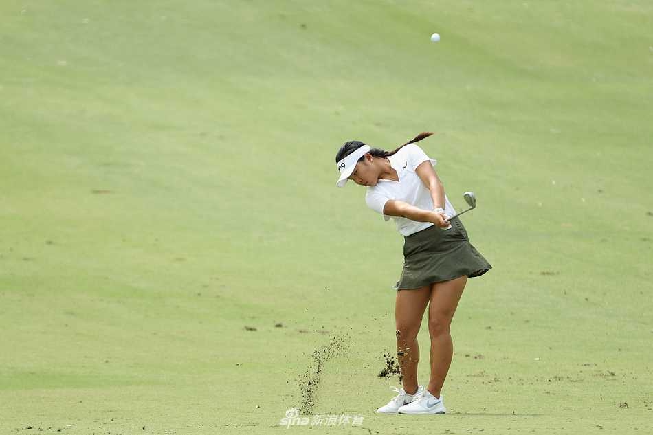 叶雷在果岭上仔细观察线路，年轻的面庞上写满专注与决心