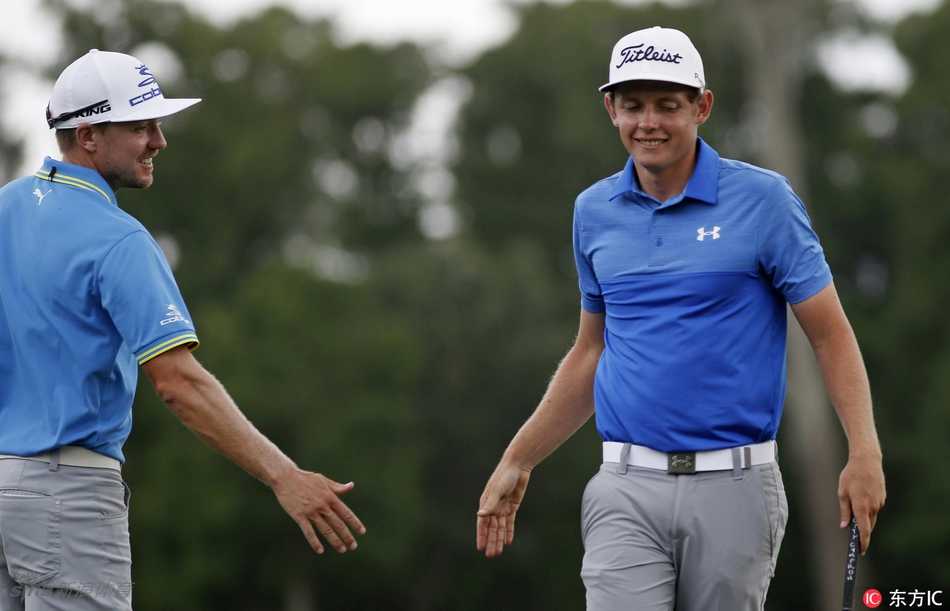 史密斯与布林克斯特击掌庆祝，两人笑容灿烂，分享着并肩作战的默契与领先的喜悦。