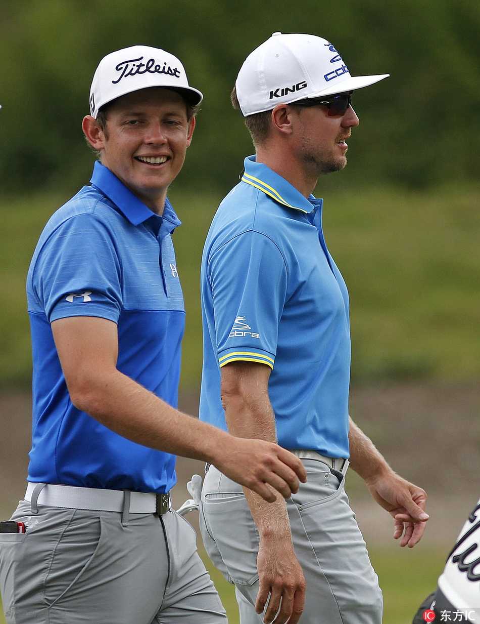 崔京周与韦昌秀并肩同行，两位亚洲高球名将在赛道上交流步法，展现了不同世代球员之间的尊重与传承。