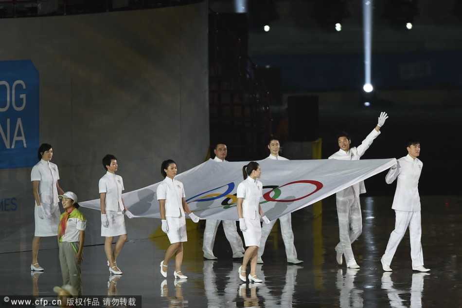 窦泽成在青奥会高尔夫比赛果岭上仔细观察球路，表情沉着冷静，展现出超越年龄的专注与成熟