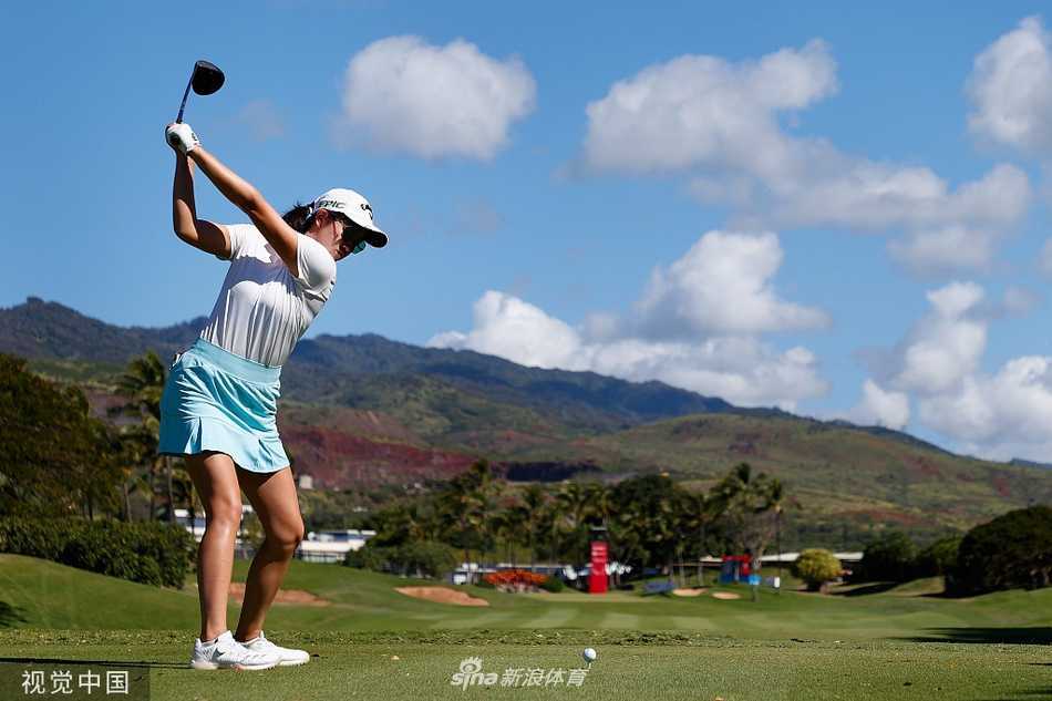 內莉-科达完成一记漂亮的击球后，面露自信微笑，阳光洒在她金色的发梢上