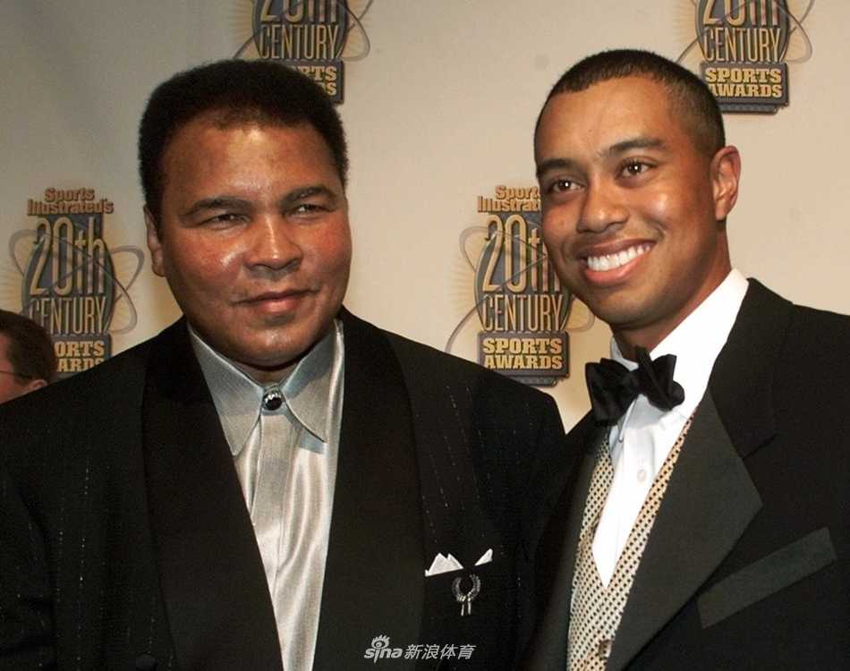 梅西与苏亚雷斯在赛后穿着拖鞋与伍兹开心自拍，尽显粉丝般的雀跃