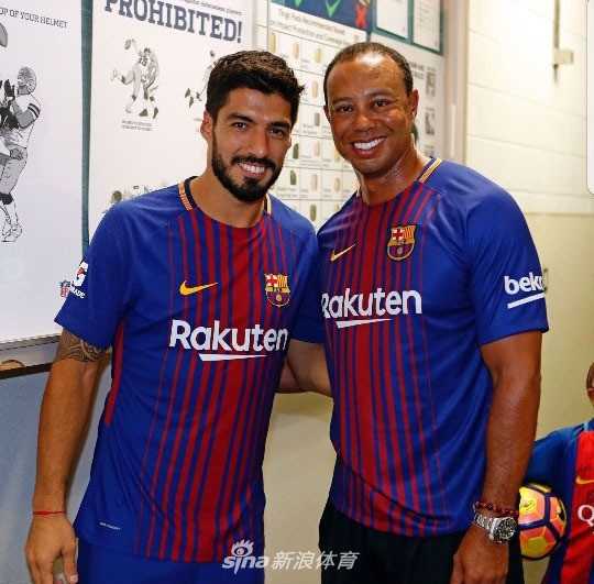 拳王阿里与老虎伍兹世纪同框，两代体坛传奇的珍贵瞬间