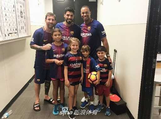 中国高尔夫新星李昊桐与偶像伍兹在总统杯晚宴上正式合影