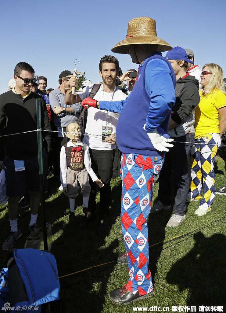 米克尔森在绿意盎然的球道上潇洒挥杆，小白球在空中划出一道优美的弧线。