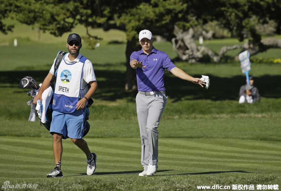 一只小鸟悠闲地落在高尔夫球场的果岭旗杆旁，与远处球员的身影构成一幅和谐画面。