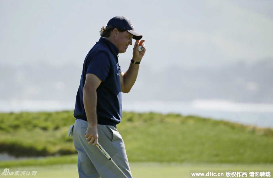 乔丹·斯皮思在奥古斯塔第12洞著名的雷氏溪水障碍前，面色凝重地处理棘手的救球局面。